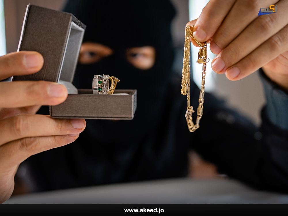 خبر "سرقة مصاغ ذهبي وطعن الضحية" .. إثارة وتفاصيل جرمية ومصادر مجهولة